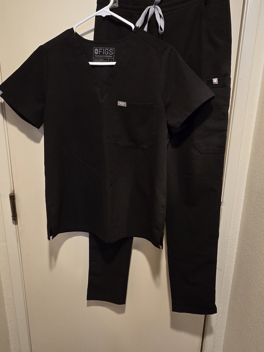 Figs Scrubs Womens Black V-Neck Scrub Set